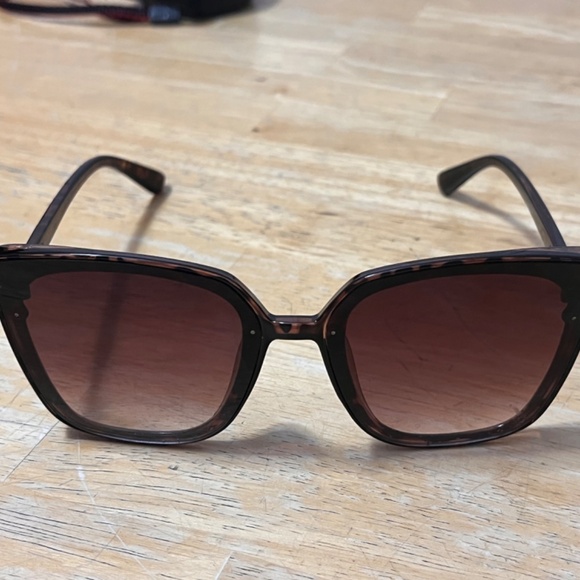 Tahari Women’s Sunglasses Leopard Brown - Picture 6 of 9